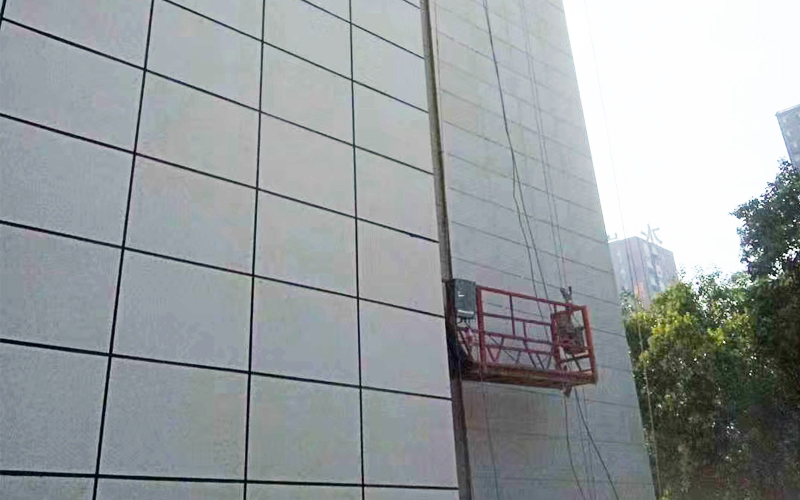 工人正在进行外墙保温一体板安装
